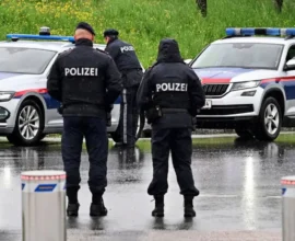 Linz’de Baba, 12 Yaşındaki Kızına Polislerin Yanında Direksiyonu Verdi