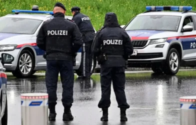 Linz’de Baba, 12 Yaşındaki Kızına Polislerin Yanında Direksiyonu Verdi