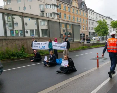 Linz’te Çevreci Aktivistlerden Sabah Trafiğini Felç Eden Eylem