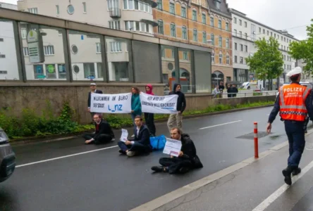 Linz’te Çevreci Aktivistlerden Sabah Trafiğini Felç Eden Eylem
