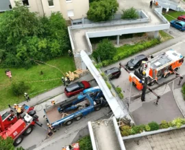 Linz’te Korkunç Kaza: Yaya Köprüsü Kamyonun Üzerine Çöktü