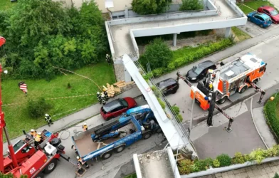 Linz’te Korkunç Kaza: Yaya Köprüsü Kamyonun Üzerine Çöktü Linz’te Korkunç Kaza: Yaya Köprüsü Kamyonun Üzerine Çöktü