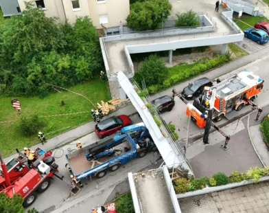 Linz’te Korkunç Kaza: Yaya Köprüsü Kamyonun Üzerine Çöktü