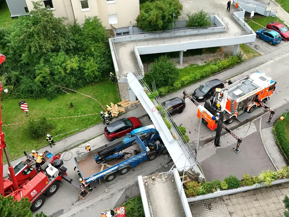 Linz’te Korkunç Kaza: Yaya Köprüsü Kamyonun Üzerine Çöktü