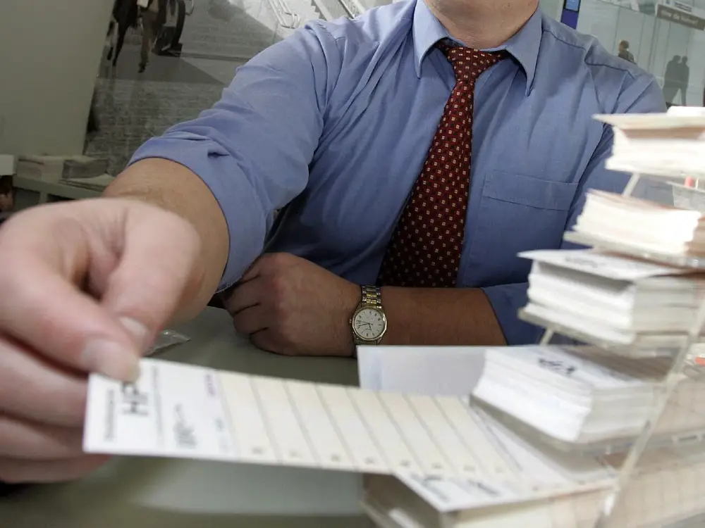 ÖBB, Mödling’de Bilet Gişelerini Sessizce Kaldırdı: Tepkiler Büyüyor