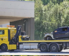 Otomobil Alev Aldı, At Yüklü Römork Zamanında Ayrıldı
