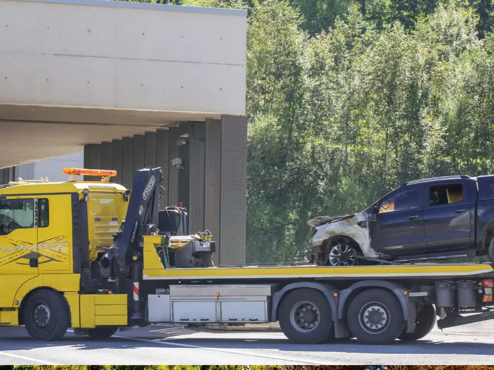 Otomobil Alev Aldı, At Yüklü Römork Zamanında Ayrıldı