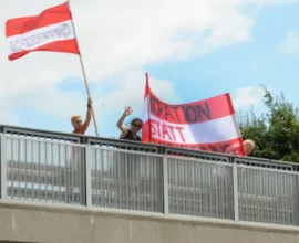 Otoyol Köprüsünde Sağcı Eylem: “İslamlaşma Yerine Geri Gönderme”