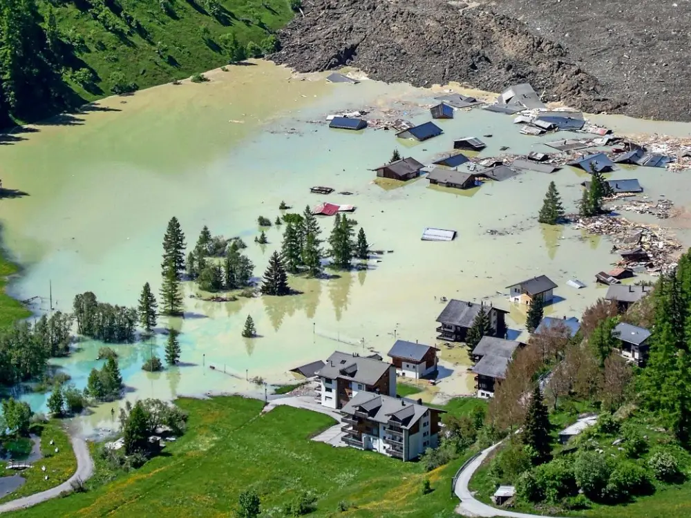 ötschental'da Gletscher Çöküşü, Sel ve Tahliye Riski Artıyor