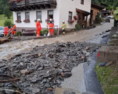 Pinzgau’da Afet Alarmı: Heyelanlar Yolları ve Evleri Kapladı