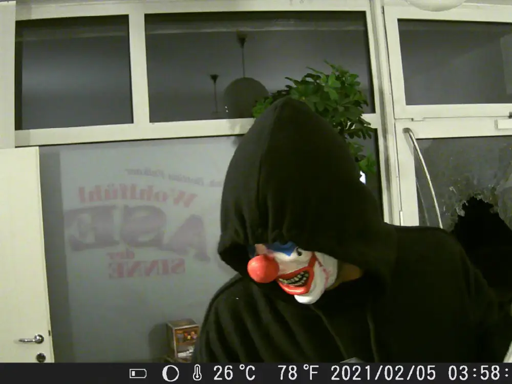 Pokémon Kartı Hırsızı Horror-Clown Maskesiyle Aranıyor