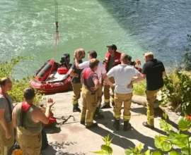 Salzachöfen’de Şişme Kano Devrildi: Genç Adam Taş Altında Sıkışarak Öldü