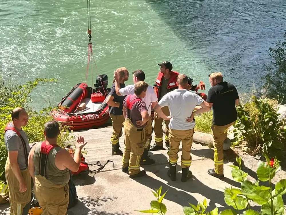 Salzachöfen’de Şişme Kano Devrildi: Genç Adam Taş Altında Sıkışarak Öldü