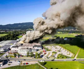 Salzburg’da Fabrika Yangını: 300 İtfaiyeciyle Zorlu Müdahale