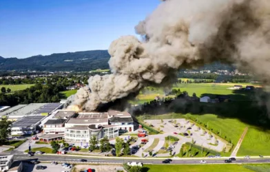 Salzburg’da Fabrika Yangını: 300 İtfaiyeciyle Zorlu Müdahale Salzburg’da Fabrika Yangını: 300 İtfaiyeciyle Zorlu Müdahale