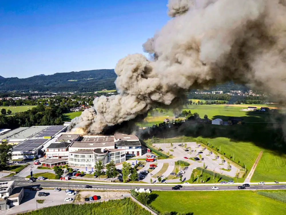 Salzburg’da Fabrika Yangını: 300 İtfaiyeciyle Zorlu Müdahale