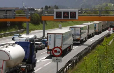 Salzburg’da Yoğun Tatil Trafiği: A10’da Araçlar Saatlerce Bekliyor