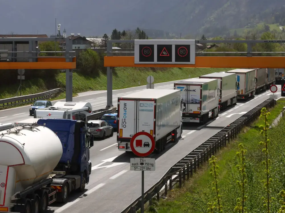 Salzburg’da Yoğun Tatil Trafiği: A10’da Araçlar Saatlerce Bekliyor