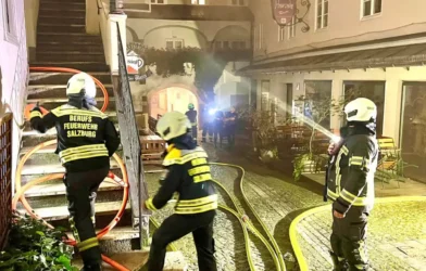 Salzburg’un Tarihi Merkezinde Yangın: Ünlü Lokantada Alevler Geceyi Sardı Salzburg’un Tarihi Merkezinde Yangın: Ünlü Lokantada Alevler Geceyi Sardı