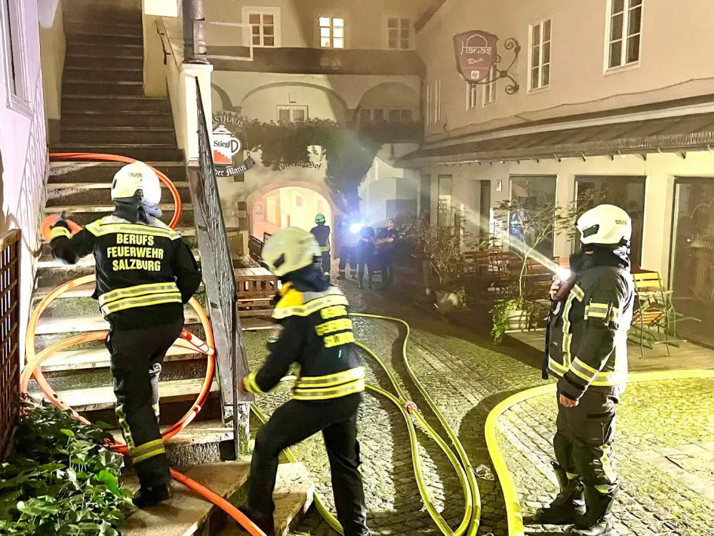 Salzburg’un Tarihi Merkezinde Yangın: Ünlü Lokantada Alevler Geceyi Sardı Salzburg’un Tarihi Merkezinde Yangın: Ünlü Lokantada Alevler Geceyi Sardı
