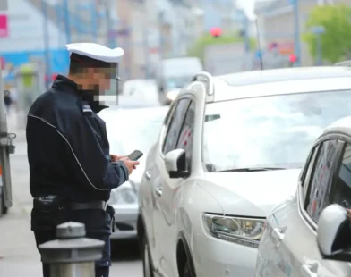 Sarhoş Sürücü Park Polisi Üzerine Araç Sürdü