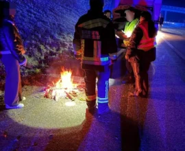Soğuktan Korunmak İçin Otoyol Kenarında Ateş Yaktılar: İtfaiye Seferber Oldu
