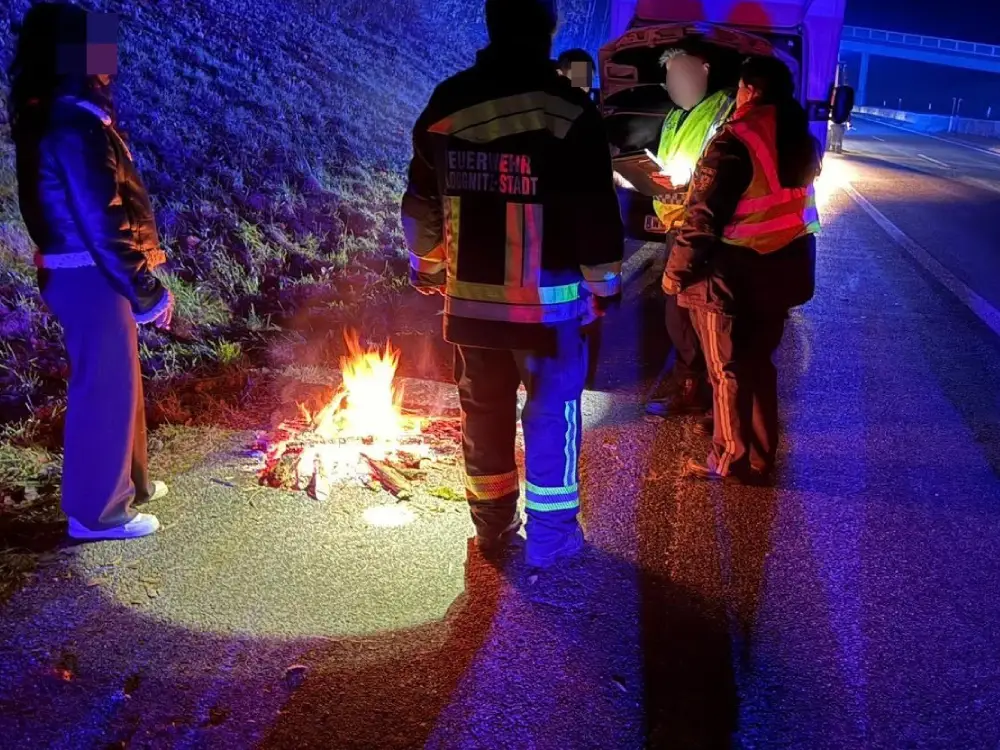 Soğuktan Korunmak İçin Otoyol Kenarında Ateş Yaktılar: İtfaiye Seferber Oldu