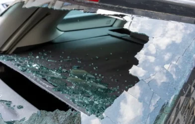 Sollama Sonrası Kavga: 18 Yaşındaki Sürücü Araca Çekiçle Saldırdı