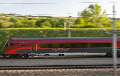 St. Pölten’de Sigara İçmek İsteyen Yolcunun Tehlikeli Tren Macerası St. Pölten’de Sigara İçmek İsteyen Yolcunun Tehlikeli Tren Macerası