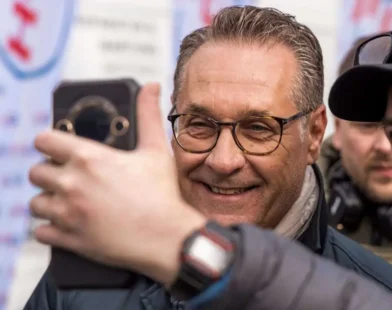 Strache'nin Viyana'daki İlçe Meclis Üyeliği: Şans mı, Direniş mi?