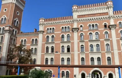 Taksiciyle Tartışan Yolcu, Aracı Kaçırdı ve WEGA Karargâhına Park Etti Taksiciyle Tartışan Yolcu, Aracı Kaçırdı ve WEGA Karargâhına Park Etti