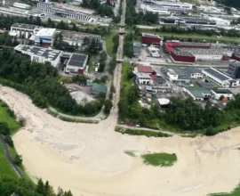 Tirol Stubaital’da Şiddetli Yağış: Sel İki Köprüyü Sürükledi