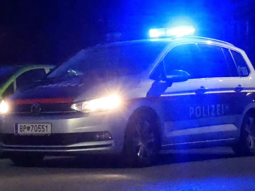 Tirol’de Gençlerin Saldırısı: 45 Yaşındaki Adam Beyin Kanamasıyla Hastanede Tirol’de Gençlerin Saldırısı: 45 Yaşındaki Adam Beyin Kanamasıyla Hastanede