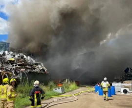 Tirol’de Geri Dönüşüm Tesisinde Büyük Yangın: Patlamalar ve Yaralılar Var