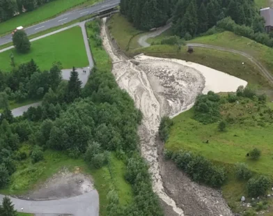 Tirol'de Kıyamet Gibi Fırtına: Evler Yıkıldı, Halk Tahliye Edildi