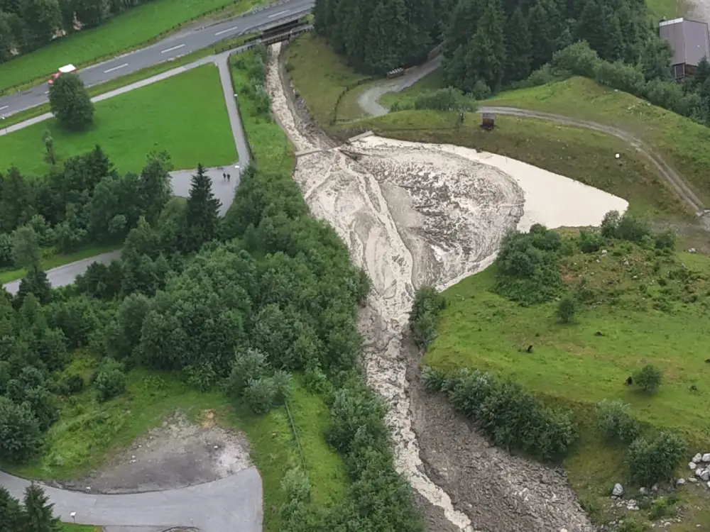 Tirol'de Kıyamet Gibi Fırtına: Evler Yıkıldı, Halk Tahliye Edildi
