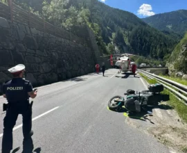 Tirol’de Motosiklet Kazası: Kaskı Çıkan Sürücü Ezilerek Hayatını Kaybetti