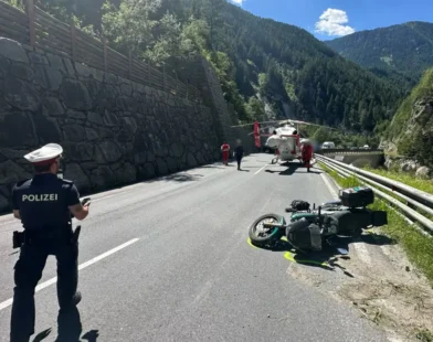 Tirol’de Motosiklet Kazası: Kaskı Çıkan Sürücü Ezilerek Hayatını Kaybetti