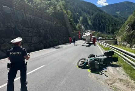 Tirol’de Motosiklet Kazası: Kaskı Çıkan Sürücü Ezilerek Hayatını Kaybetti