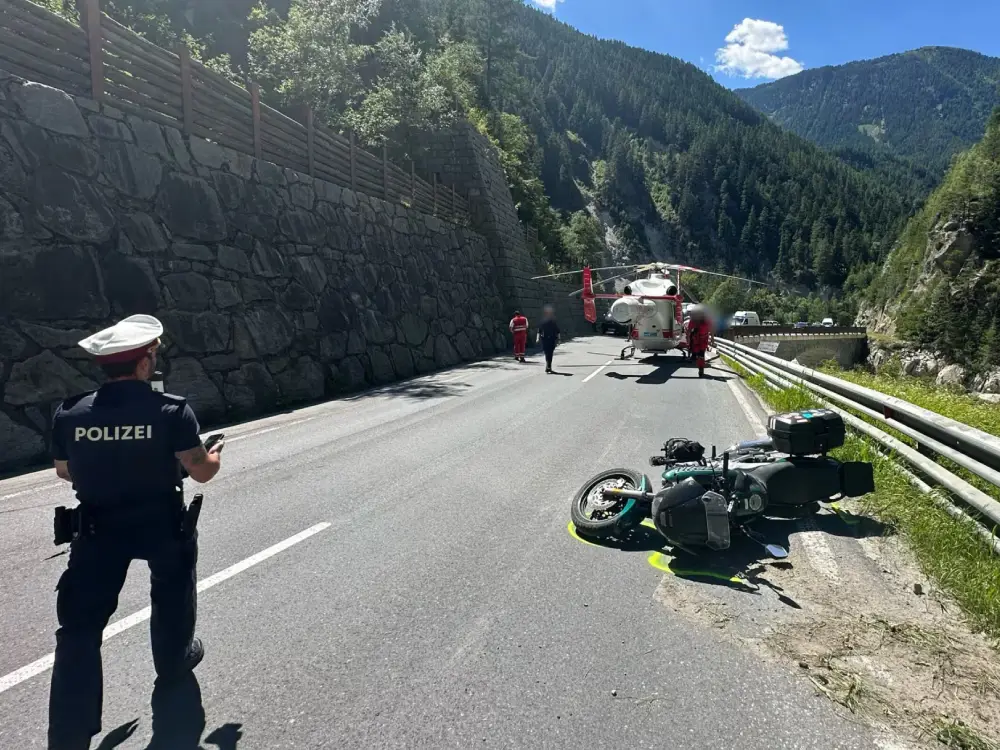 Tirol’de Motosiklet Kazası: Kaskı Çıkan Sürücü Ezilerek Hayatını Kaybetti