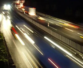 Tirol’de Otobanda Hız ve Uyuşturucu Skandalı: Çocuk Emniyetsiz Yolculukta Yakalandı