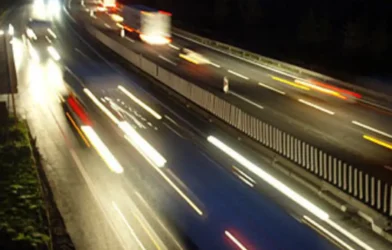 Tirol’de Otobanda Hız ve Uyuşturucu Skandalı: Çocuk Emniyetsiz Yolculukta Yakalandı Tirol’de Otobanda Hız ve Uyuşturucu Skandalı: Çocuk Emniyetsiz Yolculukta Yakalandı