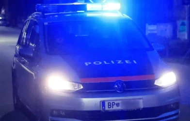 Tirol'de Otomobil Hırsızlığı: Şüphelilerden Biri Suçüstü Yakalandı Tirol'de Otomobil Hırsızlığı: Şüphelilerden Biri Suçüstü Yakalandı