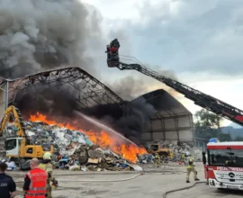 Tirol’de Recycling Tesisi Yandı: Büyük Yangın Kontrol Altına Alındı