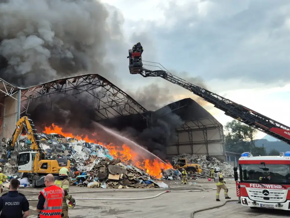 Tirol’de Recycling Tesisi Yandı: Büyük Yangın Kontrol Altına Alındı