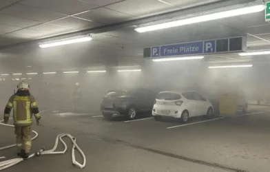 Tirol’de Süpermarket Altındaki Otoparkta Araç Yangını Tirol’de Süpermarket Altındaki Otoparkta Araç Yangını
