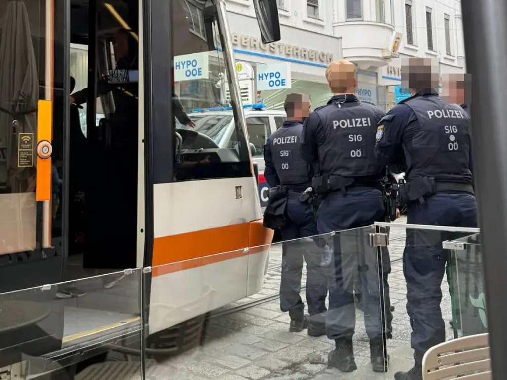 Tramvayda Gergin Anlar: Genç Grup Yolculara Saldırdı, Polis Müdahale Etti