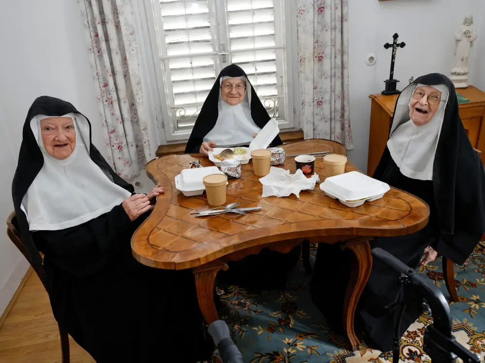 Vatikan Kararına Rağmen Rahibeler Goldenstein Manastırını İşgal Etti