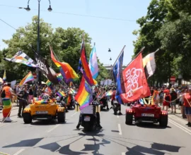 Viyana Onur Yürüyüşü Renkli Geçti, Ama Kalpler Graz'daydı