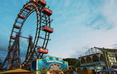 Viyana Prater’de Kıskançlık Krizi: Genç Kadın ve Yeni Sevgilisi Saldırıya Uğradı Viyana Prater’de Kıskançlık Krizi: Genç Kadın ve Yeni Sevgilisi Saldırıya Uğradı